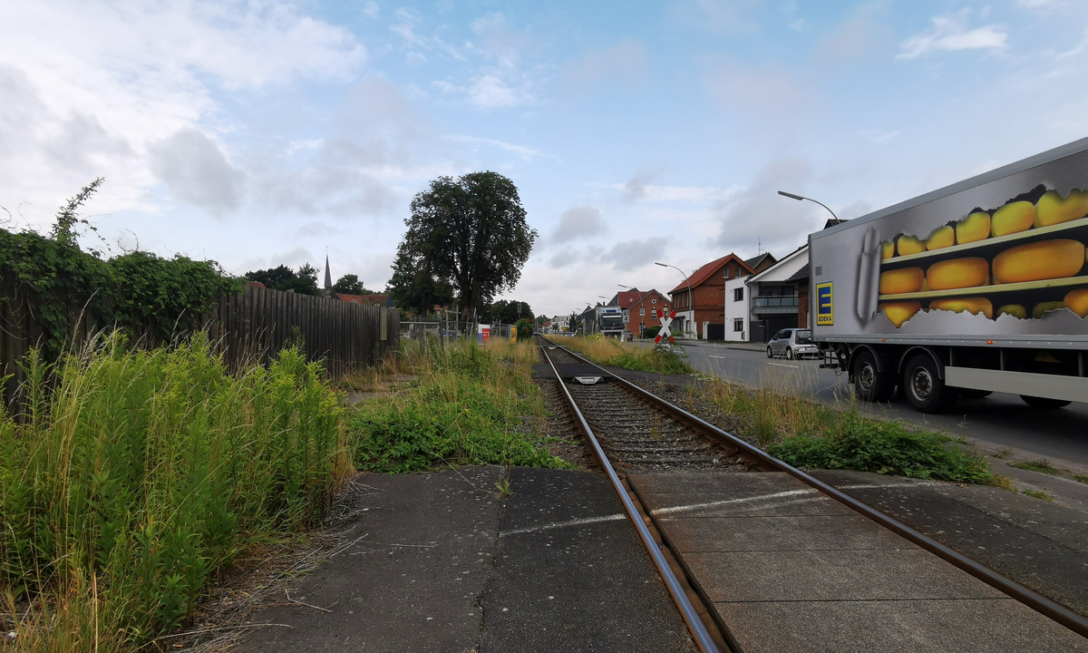 Kommt der Rückbau der Bahnübergänge in Clarholz? : Der Ortsverband der Grünen sieht ein Gesprächsergebnis als wichtigten Schritt zum Rückbau der unbeschrankten Anlagen bei Huckenbeck.  dlvr.it/TLxzYD