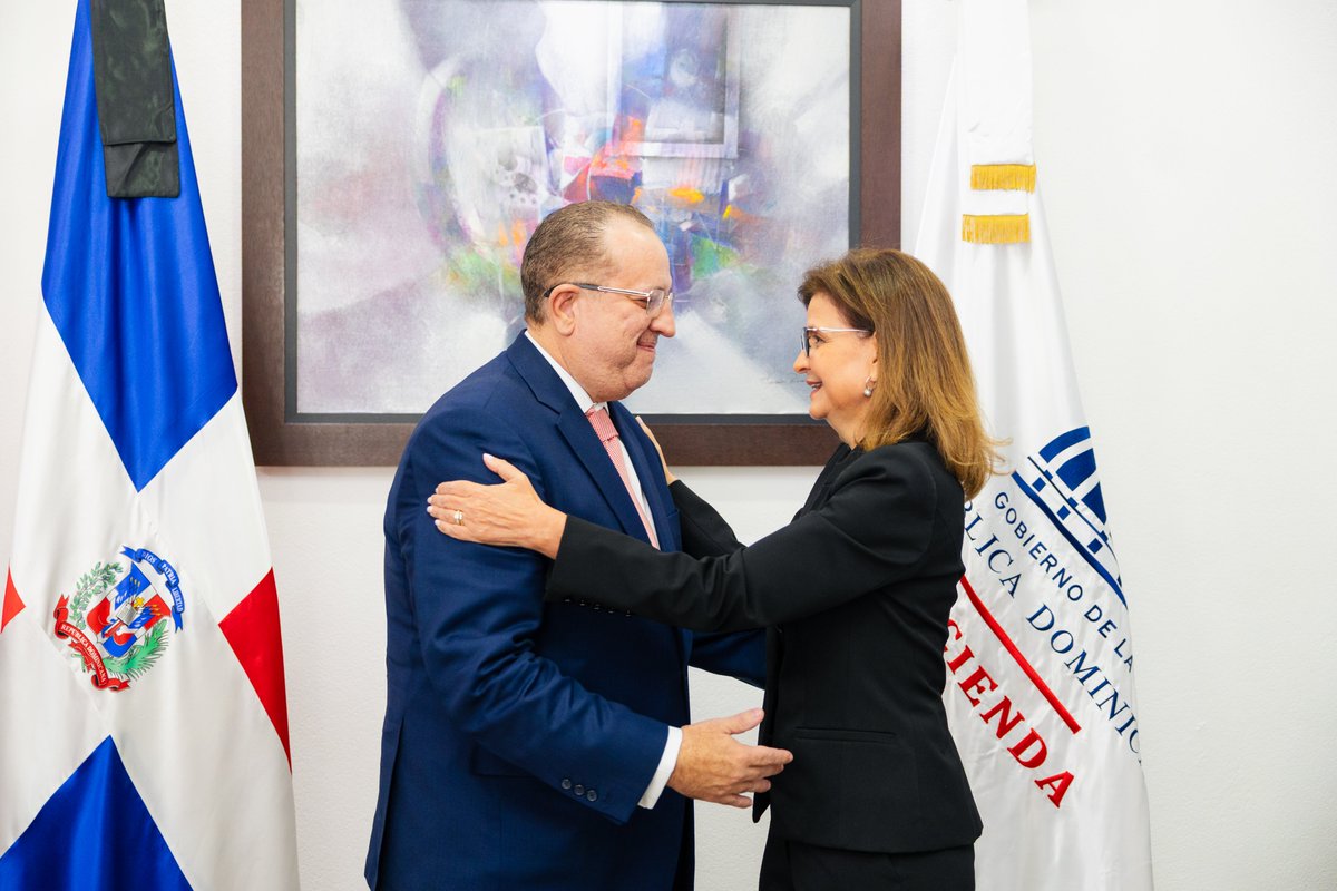 Ministerio de Hacienda (@minhaciendard) on Twitter photo La vicepresidenta de la República, <a href="/RaquelPenaVice/">Raquel Peña</a>, juramentó hoy a <a href="/Magindiazrd/">Magín Díaz</a> como nuevo titular del Ministerio de Hacienda, designado mediante el decreto 386-25 del Poder Ejecutivo.
Magín Díaz es un destacado economista con más de 20 años de trayectoria en el diseño, La vicepresidenta de la República, <a href="/RaquelPenaVice/">Raquel Peña</a>, juramentó hoy a <a href="/Magindiazrd/">Magín Díaz</a> como nuevo titular del Ministerio de Hacienda, designado mediante el decreto 386-25 del Poder Ejecutivo.
Magín Díaz es un destacado economista con más de 20 años de trayectoria en el diseño,
