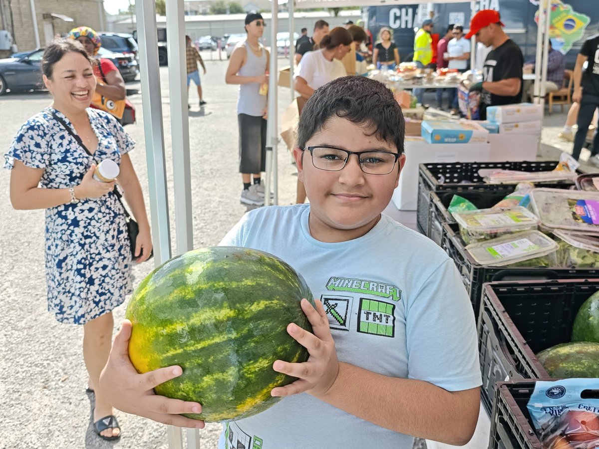Check out the scenes from a recent food distribution hosted by #CharlestonHispanicAssociation. They offer fresh fruits, veggies, pantry staples + so much more to families weekly!🍉🥦🥫

📍LCFB Pantries: ow.ly/yOMc50Hy83E
📆Food Distributions: ow.ly/LkRs50Hy83F