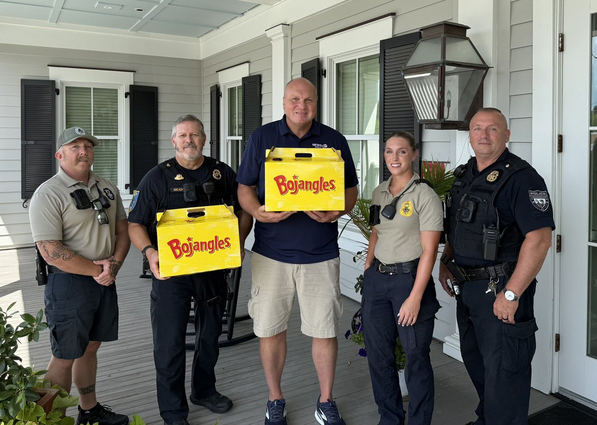 It’s “Lunch 4 First Responders” with our brave HEROES with the Sullivan’s Island Police Department! <a href="/Bojangles/">Bojangles</a> and <a href="/ABCNews4/">ABC News 4</a> THANK YOU for your dedicated service to the community. We appreciate you keeping everyone safe, please enjoy lunch on us! 
🛣️🚙🚓🍗🥤🙂