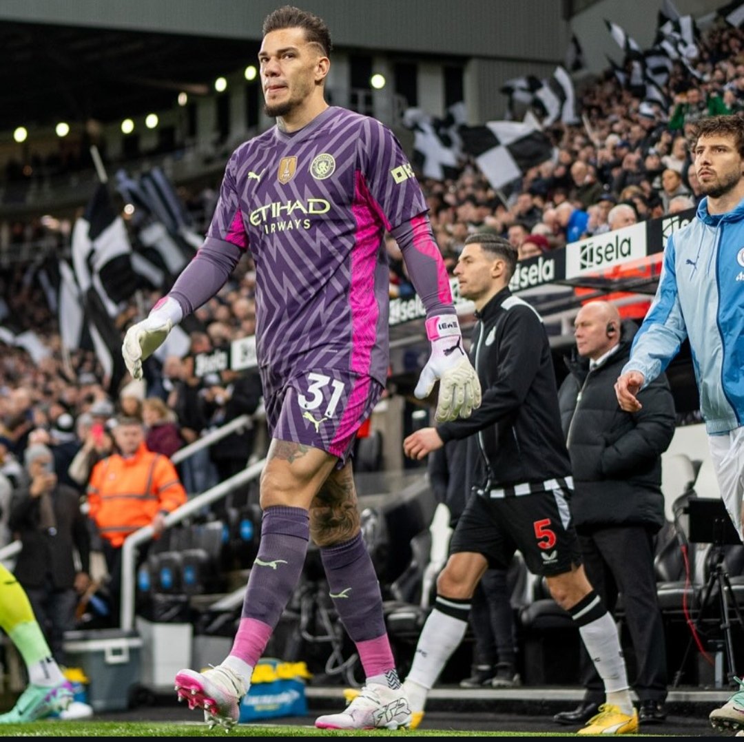 Napoli'ye siktiri çekmiş Galatasaray'a gidecem diyorr
#kaleci #ederson