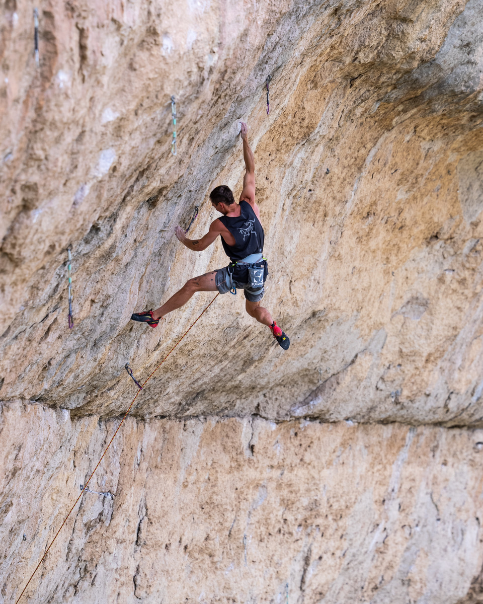 Jonathan Siegrist @jonathansiegristsending ‘Hard Twisted’ 15a, Wolf Point, WY. Photo: Nate Liles <a href="/or0graph1c/">Nate Liles</a>