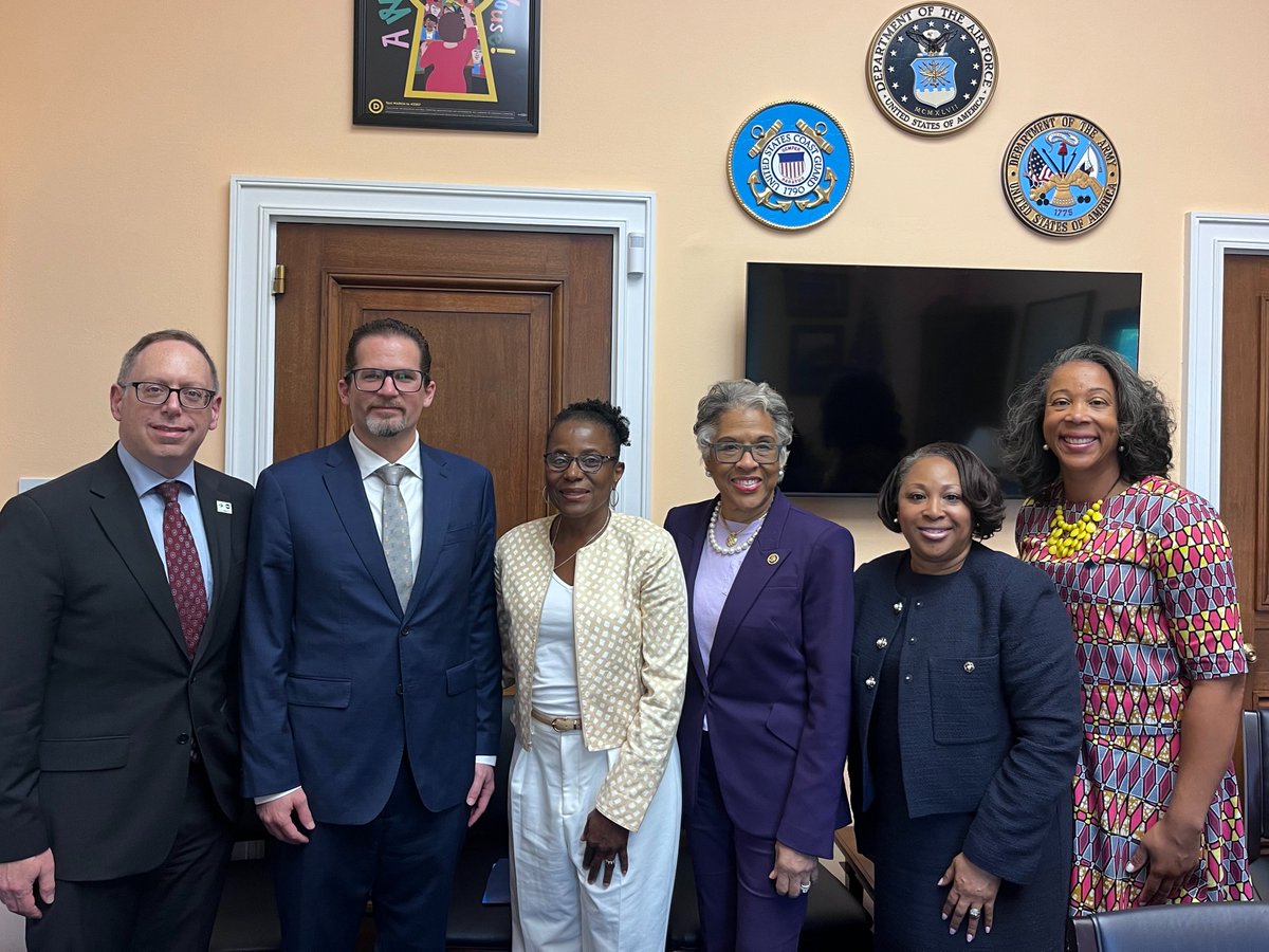 AAMCtoday's tweet photo. Yesterday, @DavidJSkorton and leaders from AAMC member institutions @MeharryMedical, @medupr and @uiccom met with @RepBeatty, @USRepKCastor & @RepRobinKelly to discuss strategies to combat the #DocShortage & strengthen the health workforce. https://t.co/oYZC8cR2Qj
