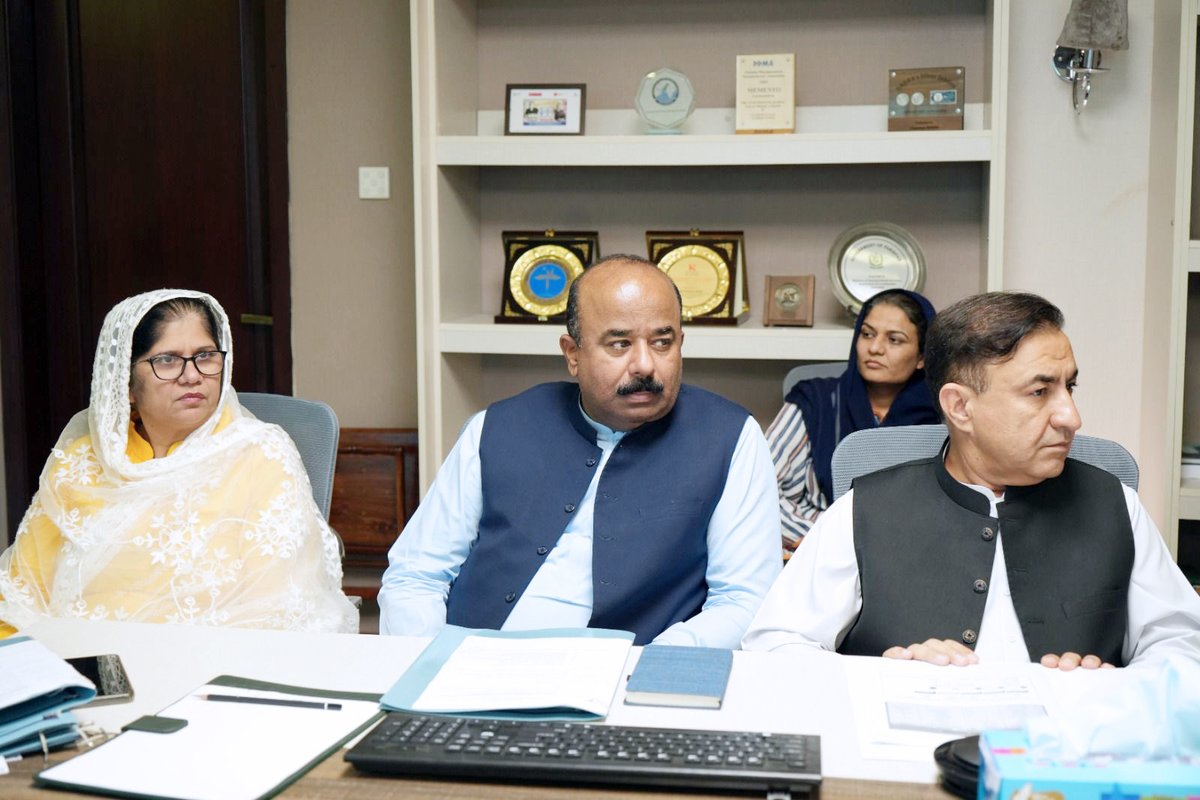 KamalMQM's tweet photo. وفاقی وزیر صحت مصطفیٰ کمال کی زیر صدارت پمز ہسپتال میں نئی زیر تعمیر ایمرجنسی سے متعلق اعلیٰ سطحی اجلاس منعقد ہوا۔

اجلاس میں وفاقی سیکرٹری صحت سید وقار الحسن، ایگزیکٹو ڈائریکٹر پمز اور آئی ڈیپ کے نمائندوں نے شرکت کی۔
وزیر صحت کو 200 بیڈز پر مشتمل ساڑھے 6 ارب روپے کے منصوبے پر رفتار، معیار اور درپیش چیلنجز پر تفصیلی بریفنگ دی گئی۔
وزیر صحت نے ہدایت کی کہ عوام کو بروقت اور معیاری ایمرجنسی سہولیات کی فراہمی کے لیے مقررہ ڈیڈلائن پر ہر صورت منصوبہ مکمل کیا جائے۔
مزید کہا کہ منصوبے کو جلد فنکشنل کرنے کے لیے فوری طور پر PC-4 تیار کر کے عملدرآمد تیز کیا جائے

#MustafaKamal
#MQMPakistan
#HealthMinister
#PublicHealth
#EmergencyServices
#HealthcareInfrastructure
#PIMSIslamabad
#Pakistan