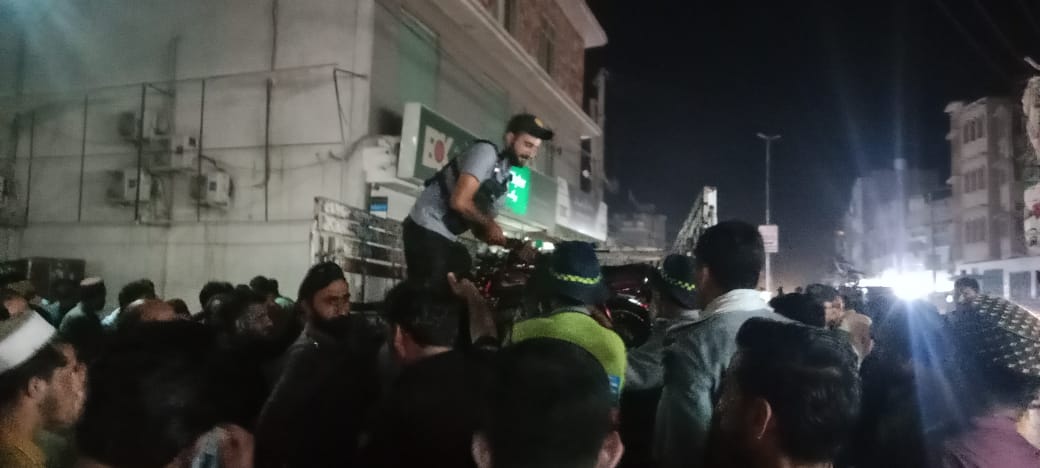 خیبر بازار اور قصہ خوانی میں تجاوزات کیخلاف کارروائیاں 

ایس پی سٹی کی قیادت میں کی جانیوالی کارروائیوں کے دوران 2 ٹرک سامان ضبط، 26 افراد گرفتار کو گرفتار کر لیا گیا جس میں موٹر سائیکل غلط پارک کرنے والے افراد اور سرکی گیٹ کے قریب غیر قانونی بارگین قائم کرنے والے افراد شامل ہے