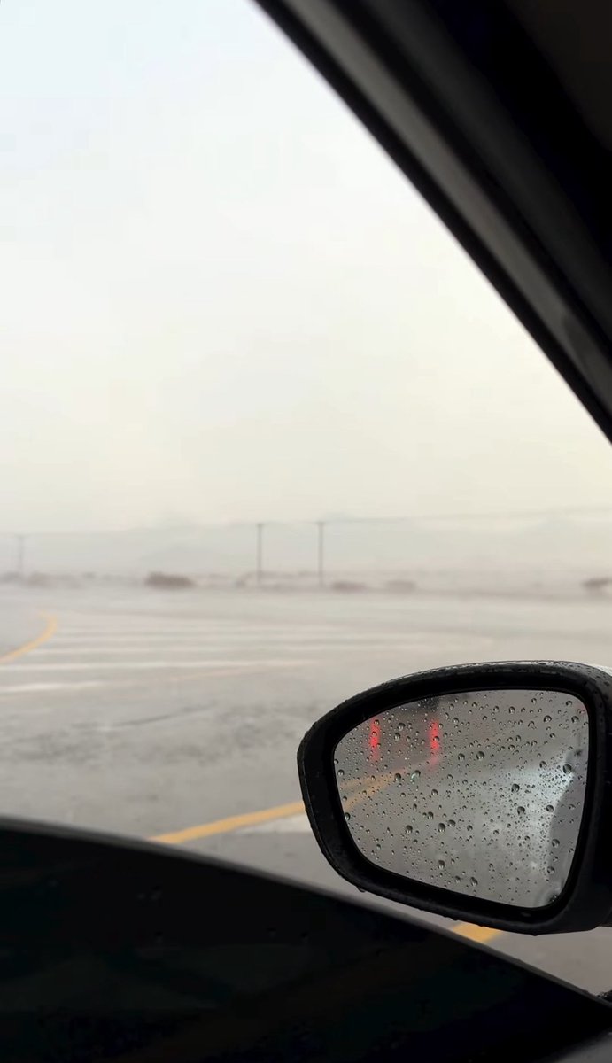 أنا أدري إنك وصلت و هزَّك الطاري عليّ وجيت
وهم ما علَّموني … مير أشوف الدار ممطوره