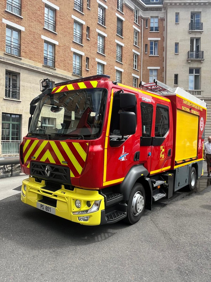 Skyrock_PLM's tweet image. Du nouveau matériel qui révolutionne le travail de lutte contre les feux de la Brigade de sapeurs-pompiers de Paris 🔥 

Un nouveau camion &quot;Premier secours 6ème génération&quot; équipé d’une lance innovante fait son apparition 🚒

Cette lance est à la pointe de l’innovation…