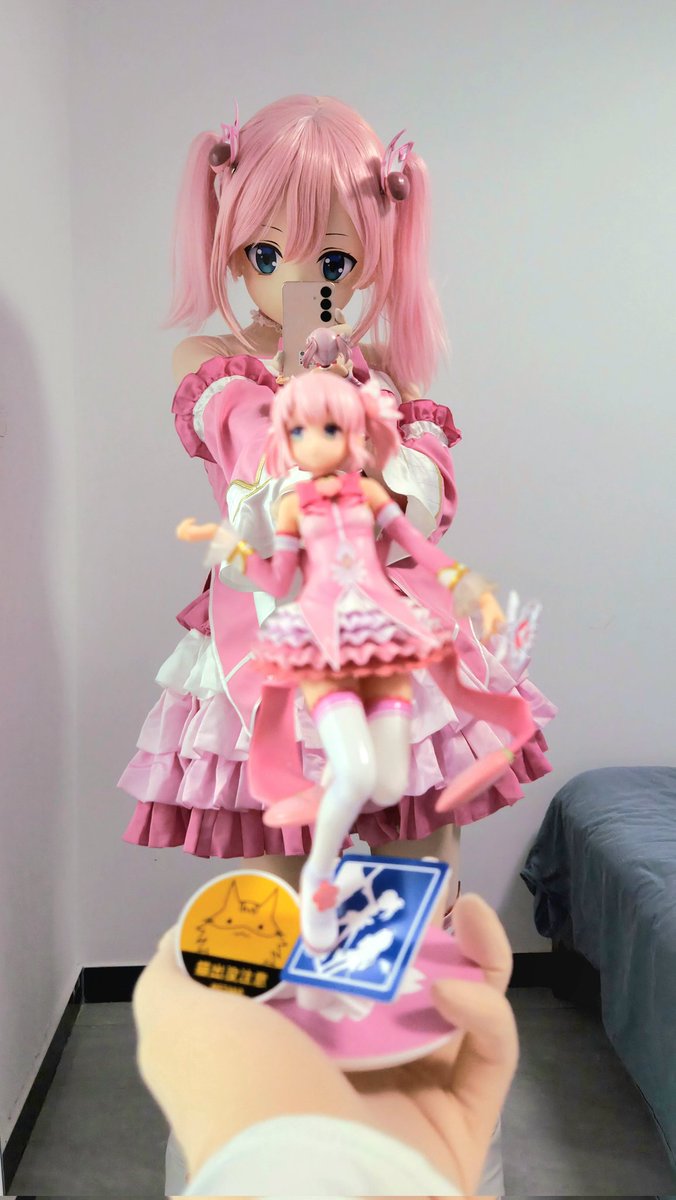 工作终于告一段落，可以多拍些照片了✧٩(ˊωˋ*)و✧
先和新买的手办合影🍑🎀

#千代田桃 #kigurumi #まちカドまぞく
