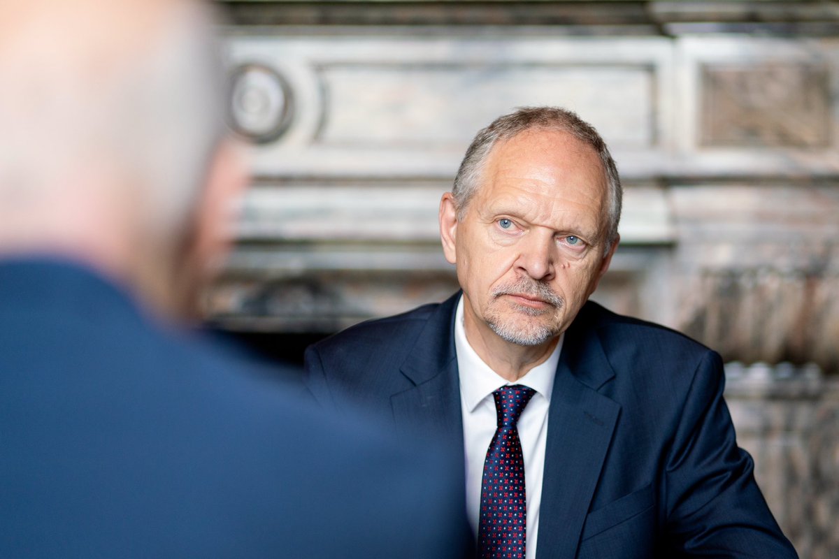 Sveiki! 🇱🇹 Bürgermeister Tschentscher hat heute Giedrius Puodžiūnas, Botschafter der Republik Litauen, zu einem Gespräch im Hamburger Rathaus empfangen.