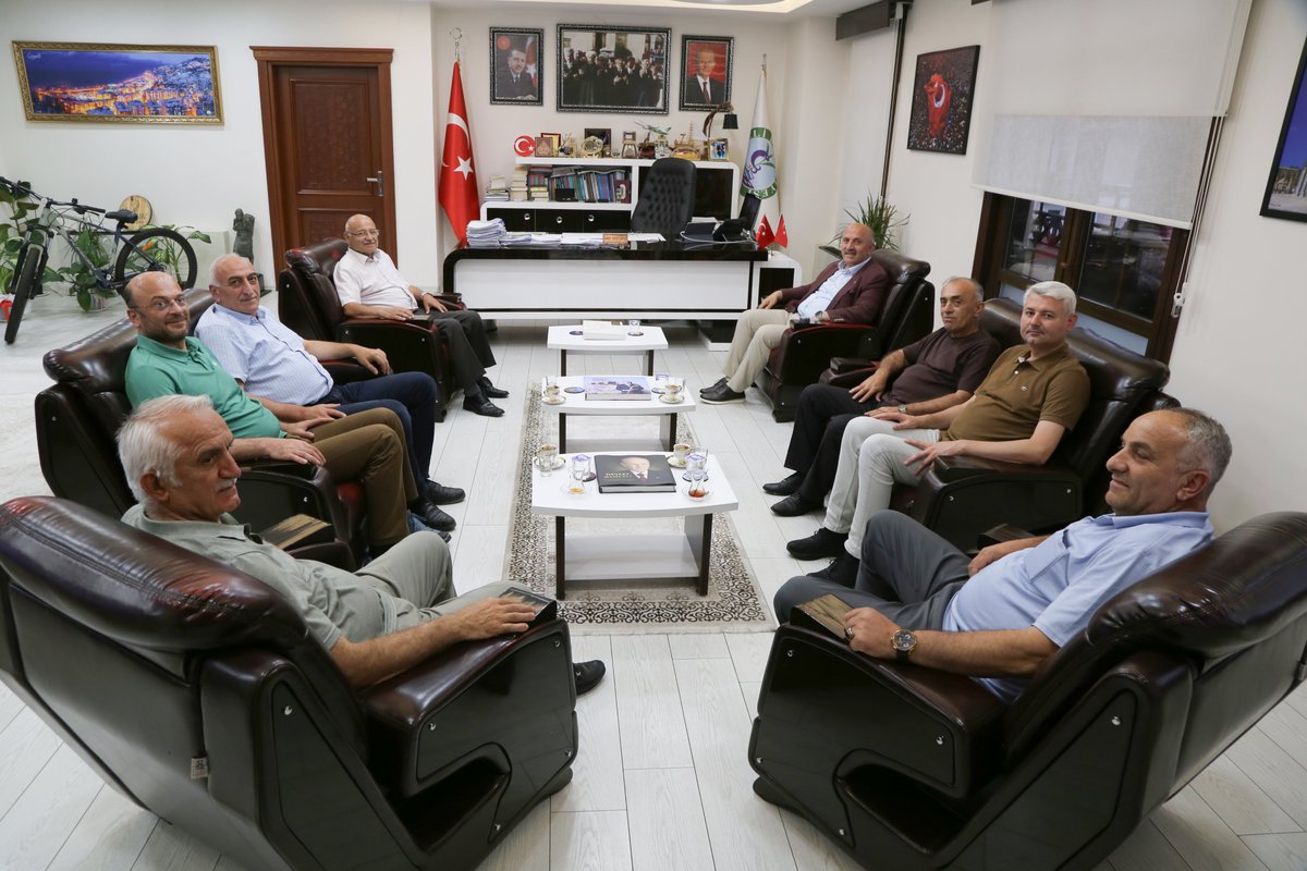 23. Dönem Rize Milletvekilimiz Sayın Lütfi ÇIRAKOĞLU ve beraberindeki misafirler Belediye Başkanımız Sayın İsmail Hakkı ÇİFTÇİ'yi ziyaret etti.