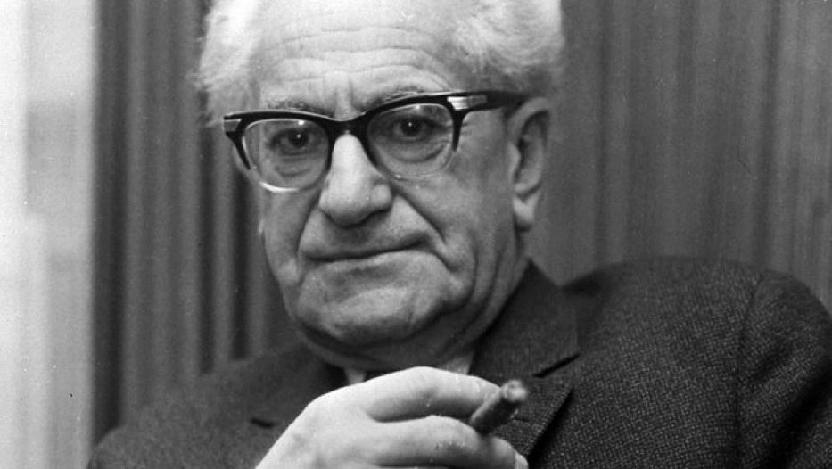„Sie können Paragrafen machen, Sie können Artikel schreiben, Sie können die besten Grundgesetze machen.
Was Sie brauchen, sind die richtigen Menschen, die diese Dinge leben."
Fritz Bauer