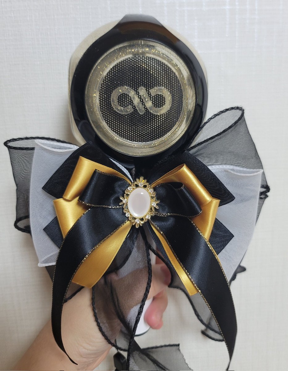 blacksky2816's tweet photo. 나도 드뎌 만들었거든요... 응원봉리본...
근데ㅎ 응원봉 쓸 일이 없네... 
그나저나 리본 크기 좀 과한가... https://t.co/lpa4VwXnjK