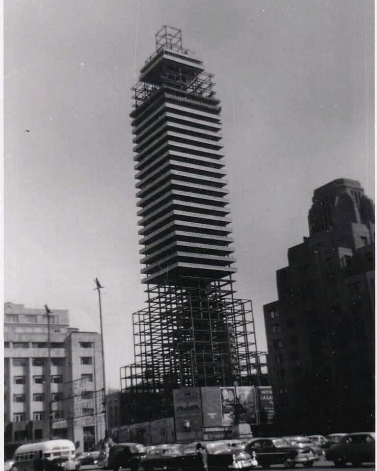 La Torre LatinoAmericana en paños menores.