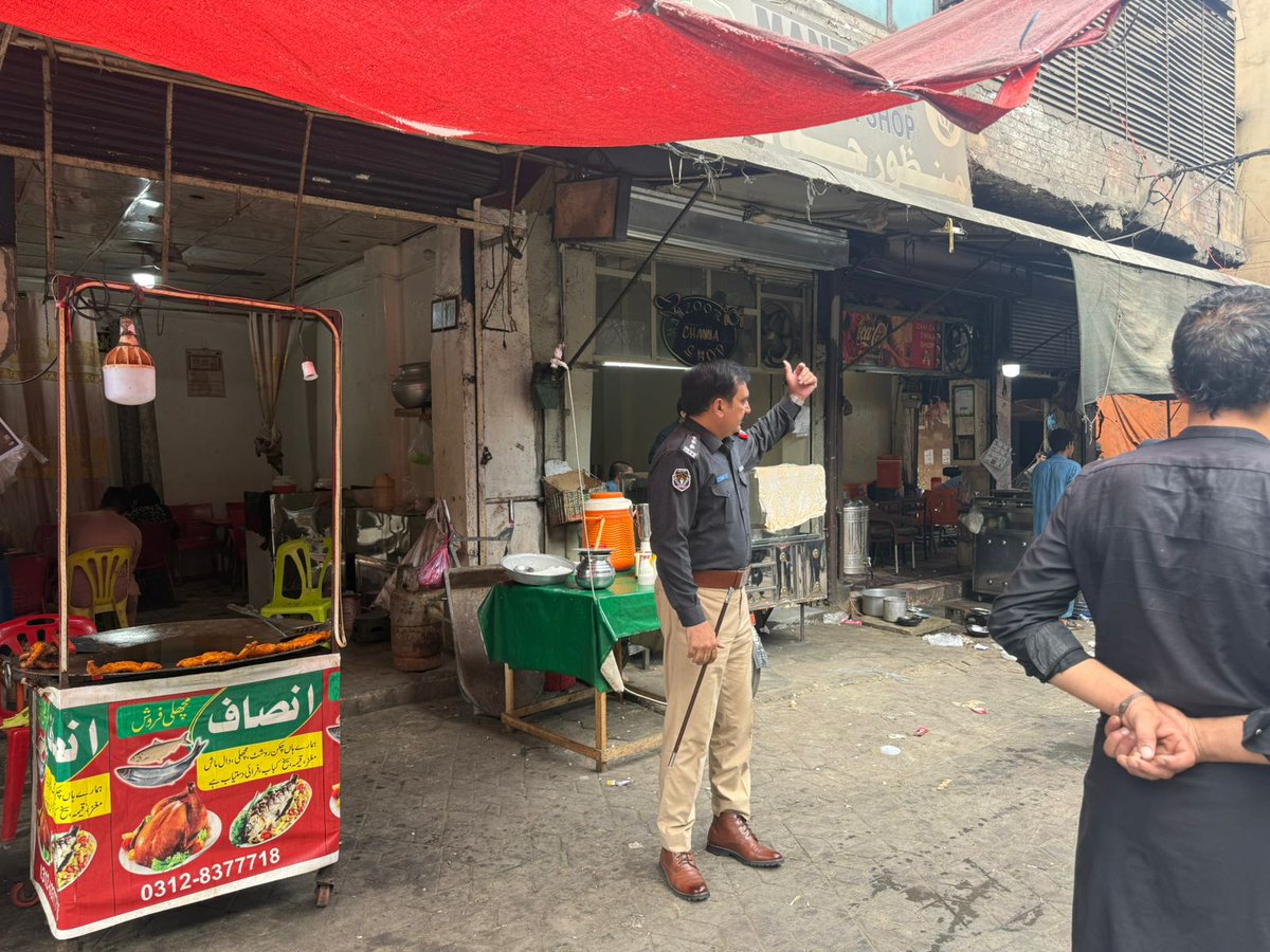 فوارہ چوک, صدر روڈ، ارباب روڈ اور شفیع مارکیٹ میں تجاوزات مافیا کیخلاف کارروائیاں 

ایس پی کینٹ کی قیادت میں کی جانیوالی کارروائیوں کے دوران 2 ٹرک سامان ضبط، 37 افراد گرفتار 

تجاوزات قائم کرنیوالوں کیساتھ کسی قسم کی نرمی نہیں کی جائیگی.