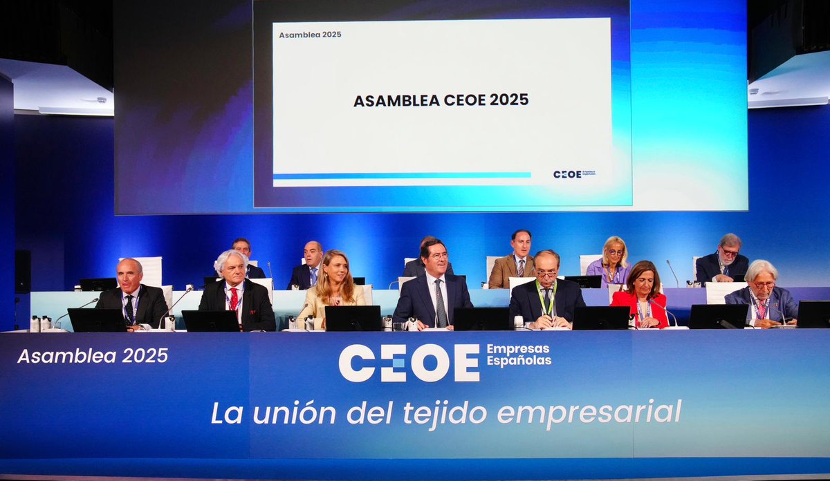 cepyme_'s tweet image. La presidenta de @cepyme_ y vicepresidenta de @CEOE_ES @angela_demiguel ha participado en la Asamblea General de CEOE celebrada esta mañana
La unión nos hace más fuertes en la defensa de las #empresas
#UnidadEmpresarial