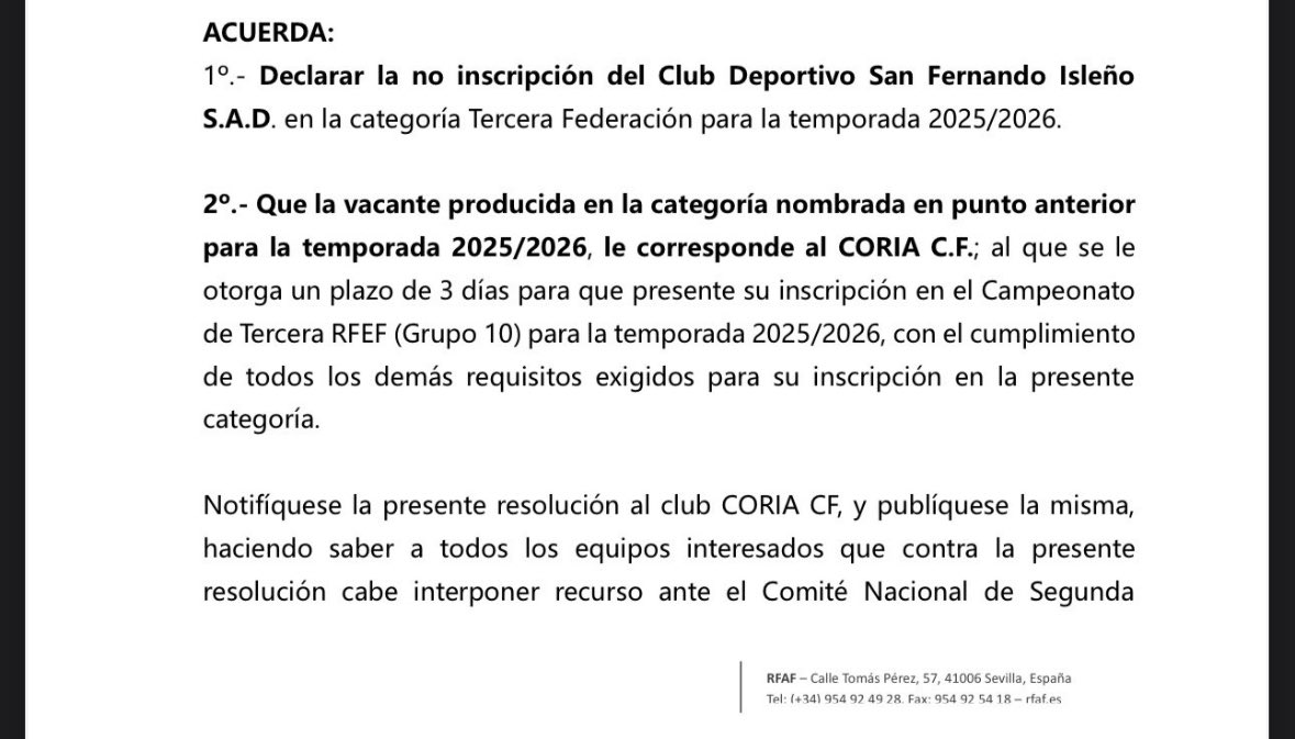 🚨 El <a href="/SanFernando_CD/">San Fernando CD</a> desciende administrativamente al no completar su inscripción en 3RFEF. La desaparición del conjunto isleño parece inevitable salvo giro de última hora. Increíble que esto pueda llegar a pasar.

⚠️ Su plaza será ocupada por el <a href="/Coria_CF/">Coria CF</a>