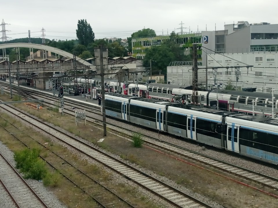 Ça faisait longtemps qu'on avait pas vu des UM pour Versailles, cela va durer jusqu'à la fin août.

#ligneV #SNCF