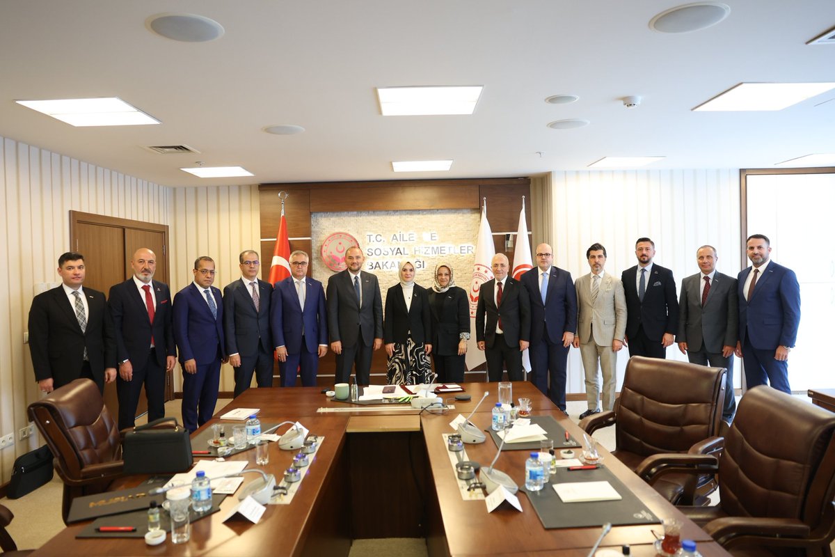 Aile ve Sosyal Hizmetler Bakanımız Sayın Mahinur Özdemir Göktaş Hanımefendiyi,Genel Başkanımız Sayın Burhan ÖZDEMİR Başkanlığında Makamında ziyaret ettik.
Nazik ev sahipliğinde bulundukları için Sayın Bakanımıza Teşekkür Ederiz...