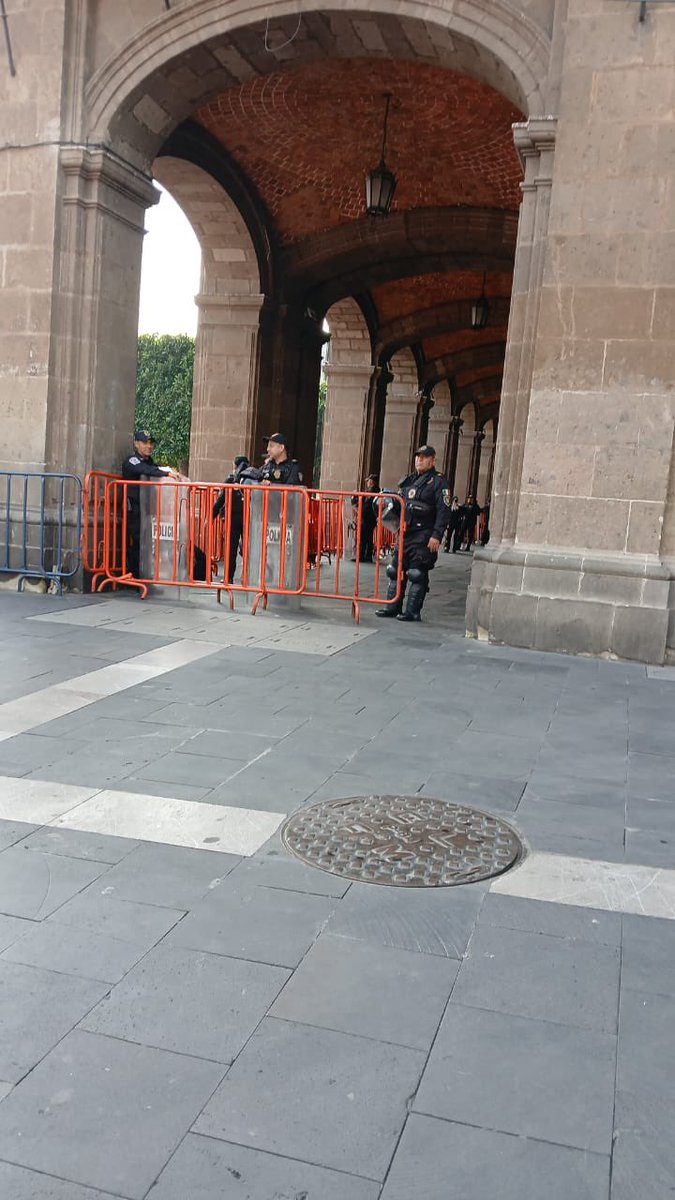 MPCOIMN's tweet image. Hoy amanece el corredor de la secretaria de gobierno de la CDMX con la fuerza pública, nuestra jornada de lucha para exigir espacio digno en el CH no ha sido escuchada por el titular de la @SPAOVP_CDMX, quien ha faltado a su palabra de reubicar a los artesanos @ClaraBrugadaM
