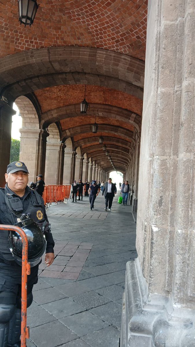 MPCOIMN's tweet image. Hoy amanece el corredor de la secretaria de gobierno de la CDMX con la fuerza pública, nuestra jornada de lucha para exigir espacio digno en el CH no ha sido escuchada por el titular de la @SPAOVP_CDMX, quien ha faltado a su palabra de reubicar a los artesanos @ClaraBrugadaM
