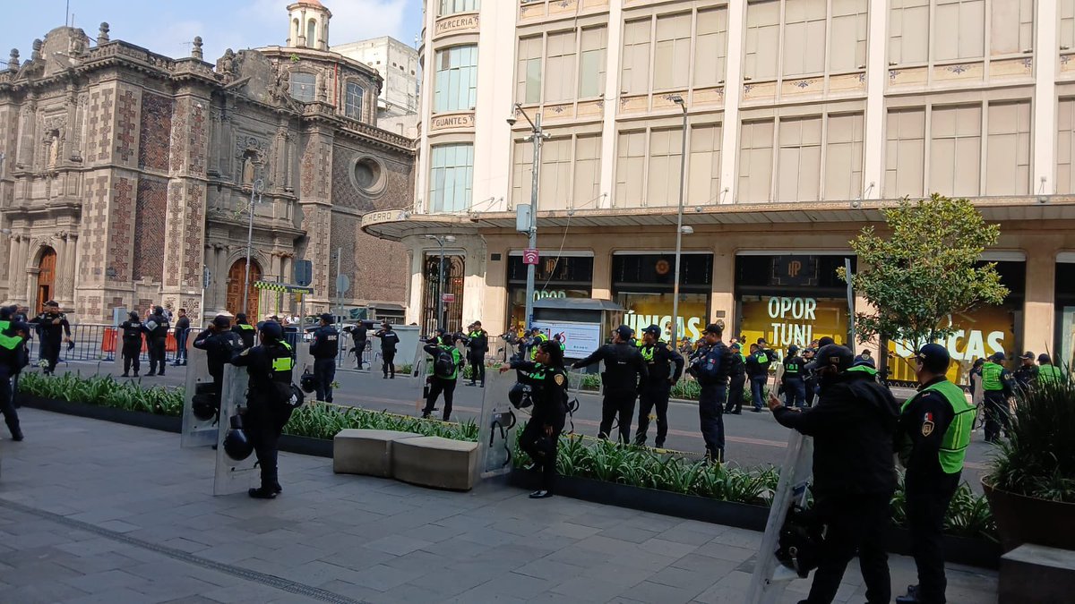 MPCOIMN's tweet image. Hoy amanece el corredor de la secretaria de gobierno de la CDMX con la fuerza pública, nuestra jornada de lucha para exigir espacio digno en el CH no ha sido escuchada por el titular de la @SPAOVP_CDMX, quien ha faltado a su palabra de reubicar a los artesanos @ClaraBrugadaM