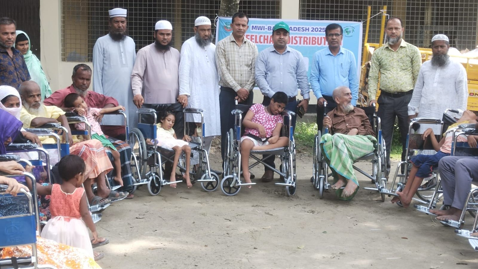 পাকুন্দিয়ায় প্রতিবন্ধীদের মাঝে ১৫টি হুইল চেয়ার বিতরণ