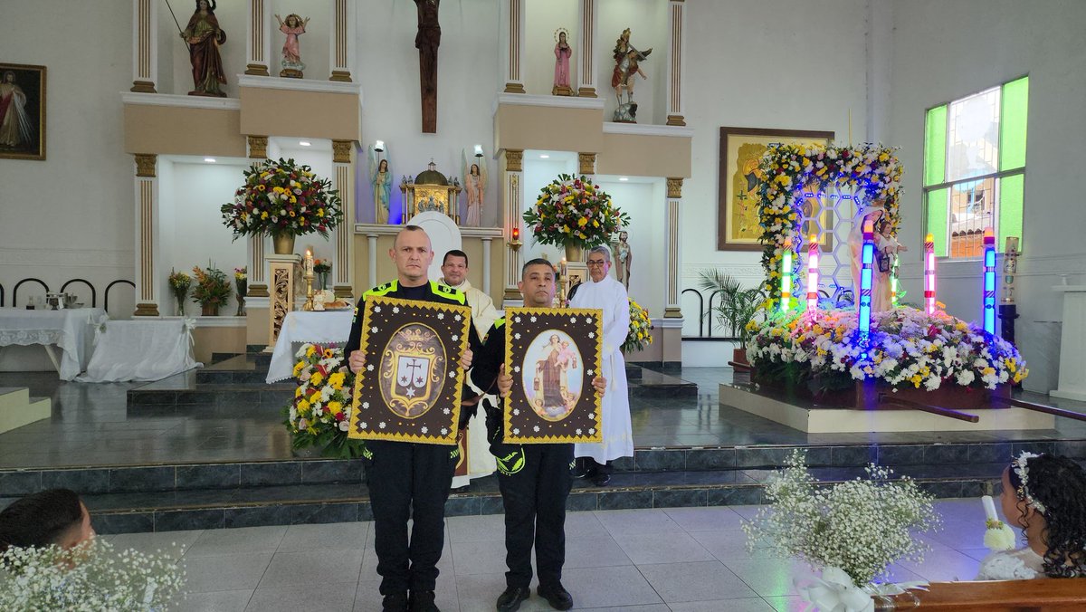 PoliciaDECOR's tweet photo. Hoy, en este día especial de la Virgen del Carmen, nos reunimos en Eucaristía para encomendar a su maternal cuidado a cada hombre y mujer de nuestra Policía Nacional en #Córdoba. 🙏🏼❤️ 

Con fe y devoción, entregamos nuestro servicio, vocación y vidas en sus manos. https://t.co/qTelZWr8TS