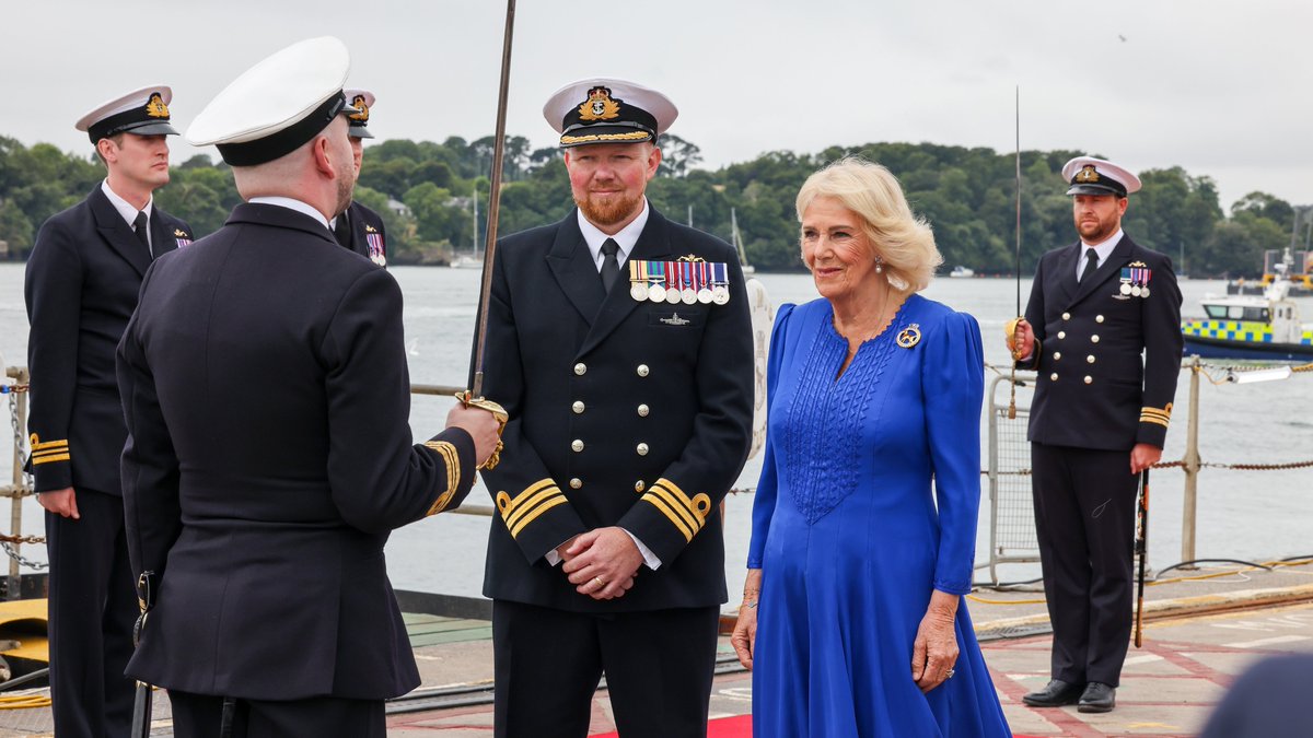 RoyalNavy's tweet image. HM The Queen was today appointed Vice Admiral of the United Kingdom when she visited the submarine she sponsors, HMS Astute, in @HMNBDevonport. She met crew and families, thanking both for their stoicism and commitment to the safety of the UK.
royalnavy.mod.uk/news/2025/july…