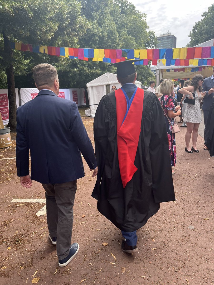 Bluebells048's tweet image. It’s official, the boy has graduated … they can’t take it back now 😂 #MasterOfLaws #cardiffgrad
