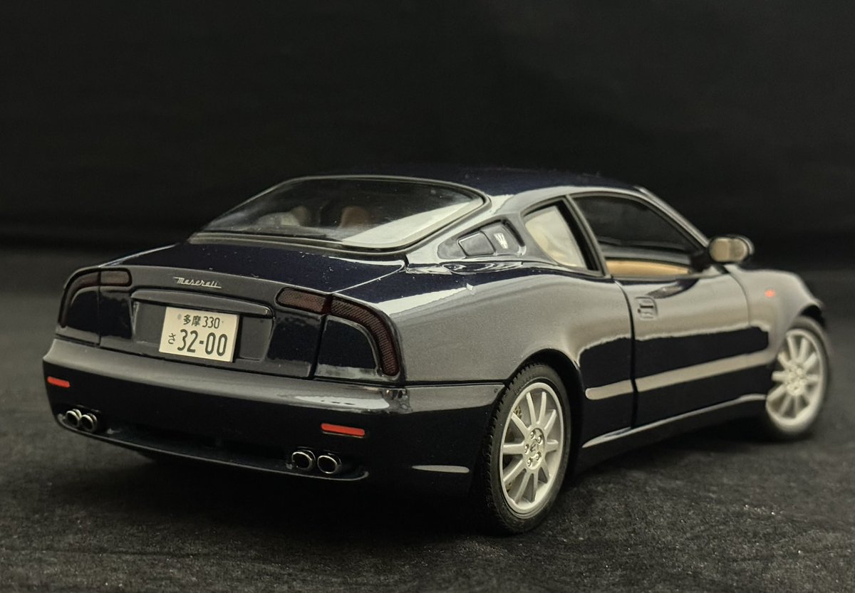 埃まみれのブラーゴ1/18 絶版マセラティ3200GTを一度バラしてボディ以外塗り直して組んでみた。