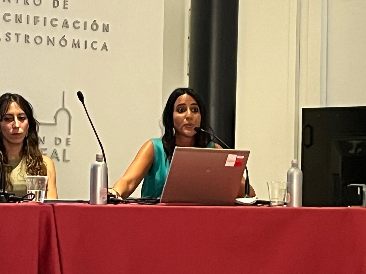 Serena Provenzano (Università del Salento, Italia) presenta la comunicación: "Entre la transgresión y la norma en el teatro de Ángela de Azevedo".
