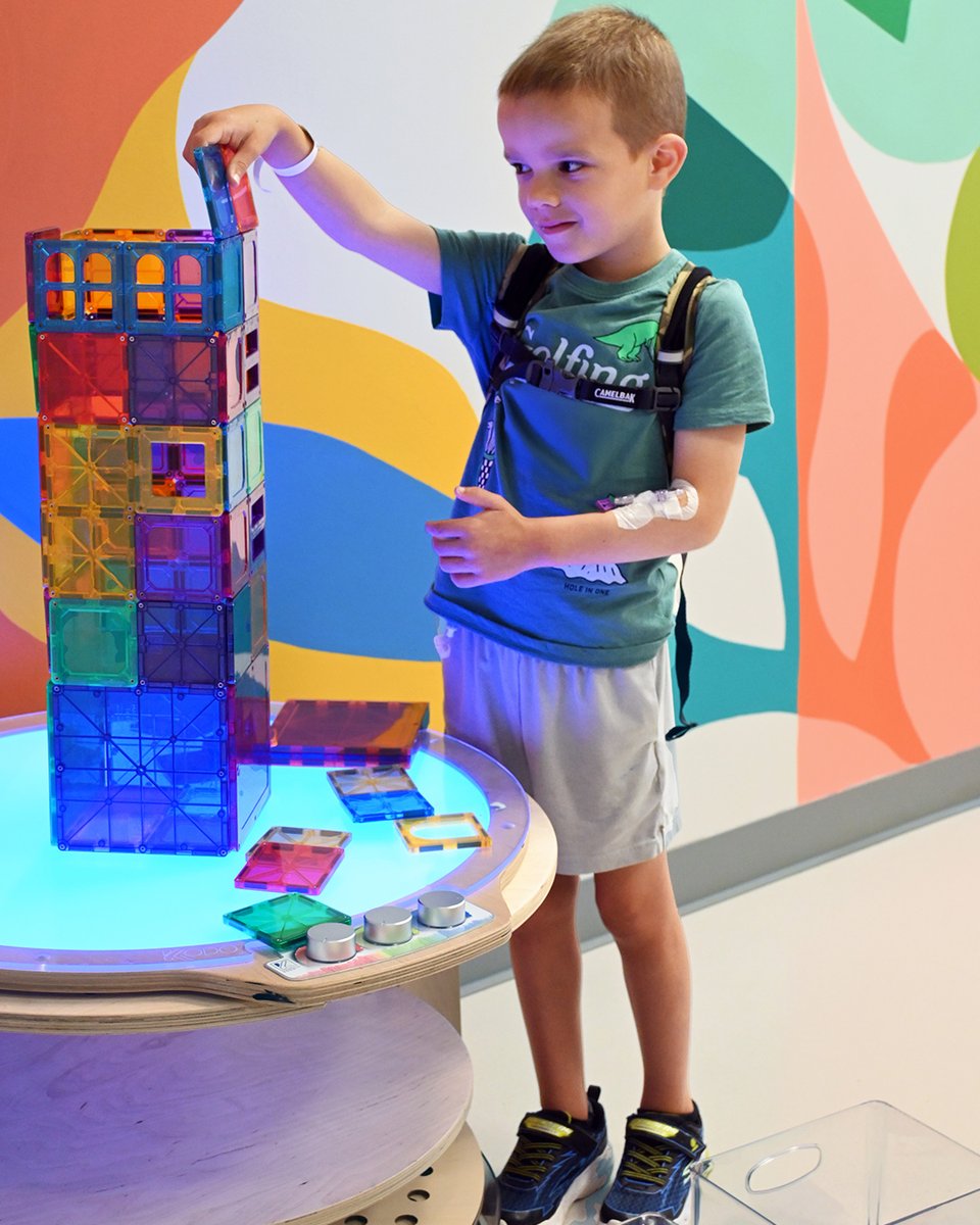 🎨Patients at Texas Children’s Cancer &amp; Hematology Center created camp-themed portraits with @TheFarisFoundation’s Jen Sullivan, joined by facility dog Lawton and handler Teaghan Bush Robinson. A day of creativity, connection and fun! 
#ArtIsMyLife #ArtTherapy 🐾