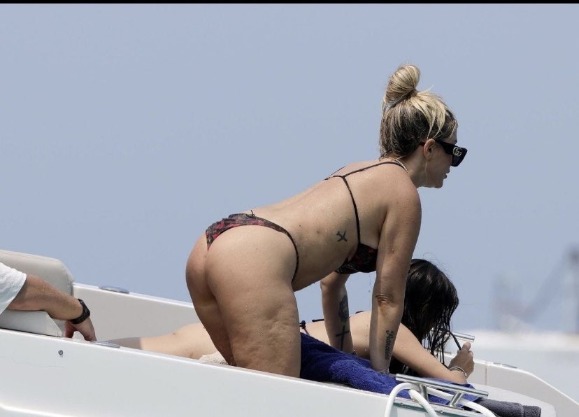 <a href="/wanditanara/">Badbitch</a> Wandix la muta es para ustedes, no para los periodistas! 
Con permiso de la favela te digo, que te quedó horrible la liposuccion que te hiciste.