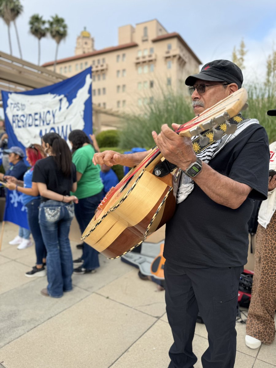 iAmericaorg's tweet image. Ending Temporary Protected Status (TPS) makes hundreds of thousands of hardworking immigrant workers vulnerable to Trump's vicious deportation agenda. We’re fighting in the courts and on the ground to protect workers and our futures. #WeMakeAmericaWork #TPSjustice