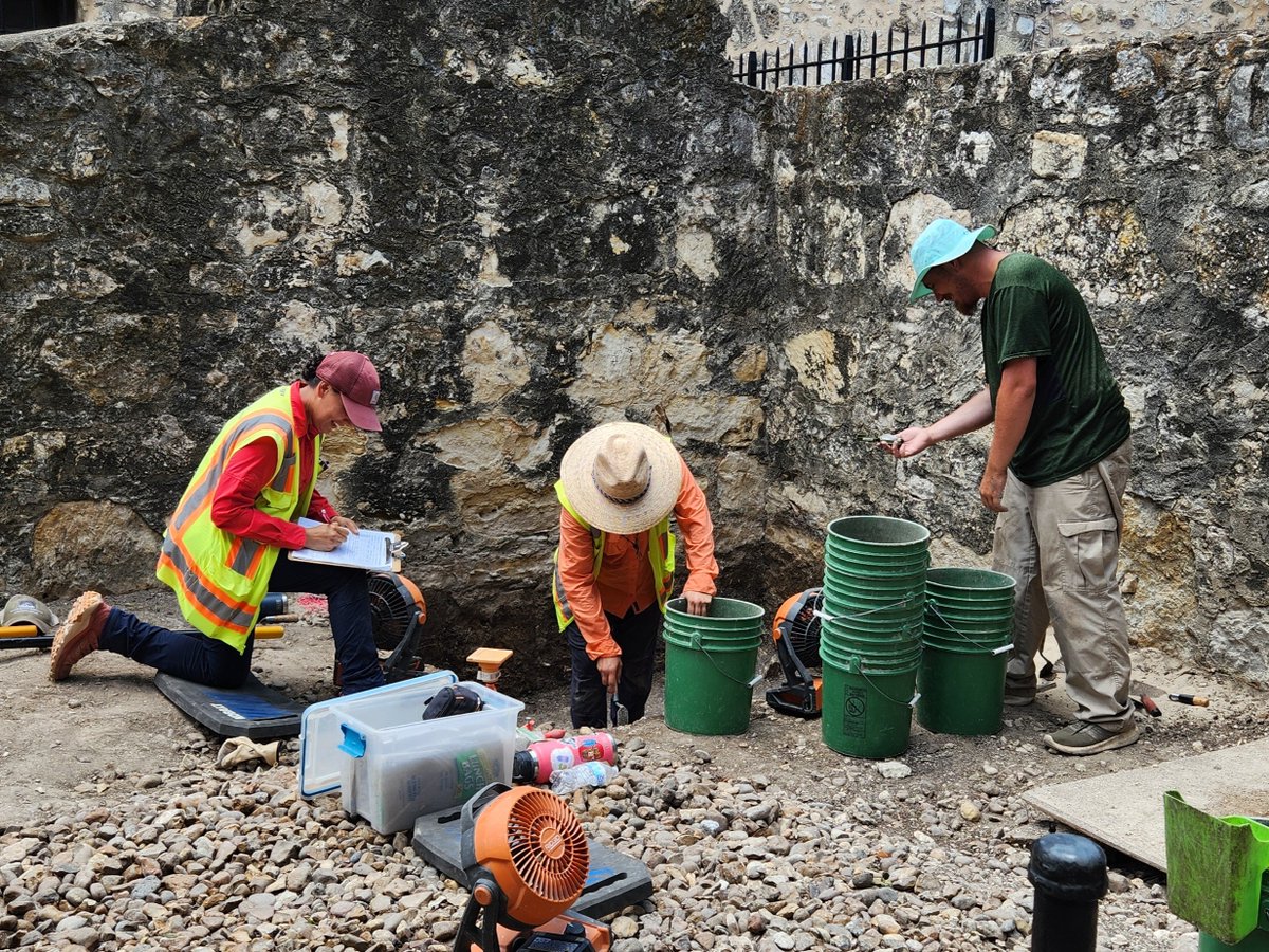 OfficialAlamo's tweet image. Alamo Church archaeology update!
Three new excavation units were opened- EUs 14, 31, and 34.
An abandoned manhole cover was found, as well as a small metal key, a bone button, a clay marble, and a musket ball.
Read more here: bit.ly/4ePdxWg
