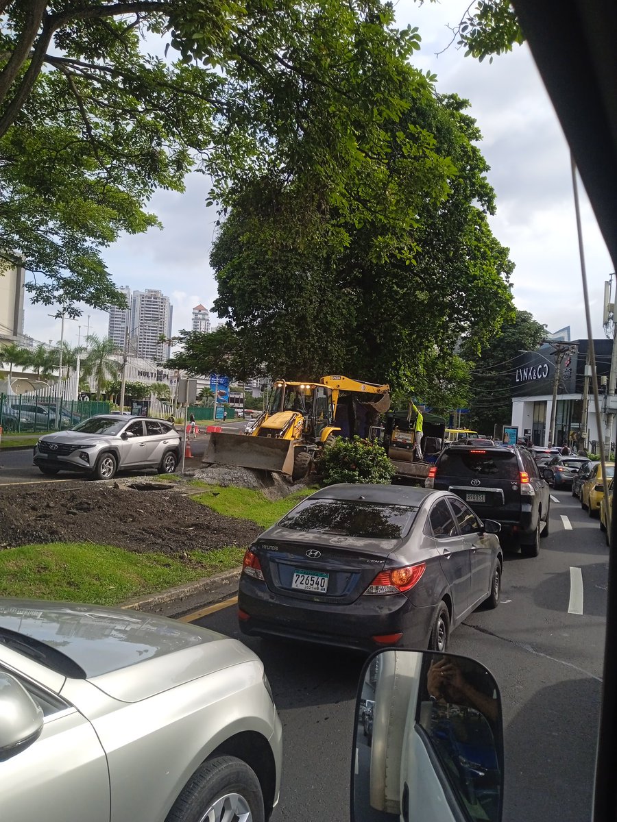 Porque una reparación de calle demora tanto en Panamá? <a href="/MOPPma/">Ministerio de Obras Públicas de Panamá</a> <a href="/JoseRaulMulino/">José Raúl Mulino</a> <a href="/Panamaalcaldia/">Alcaldía de Panamá</a>  reparación en Via Israel, llevan meses y no se ve a nadie trabajando, hasta cuándo?