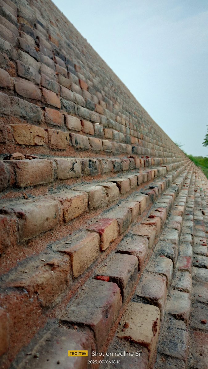 GouravMiglani64's tweet image. History Never looked this HD📱😂
Shot on Realme - Even the ancient bricks are Blushing! 🔥 #HistoricPlace @realmeIndia
Shot on : #Realme6i 
#OurPhoneYourTake #AIPartyPhone
#realme15series5G #realme15Pro5G