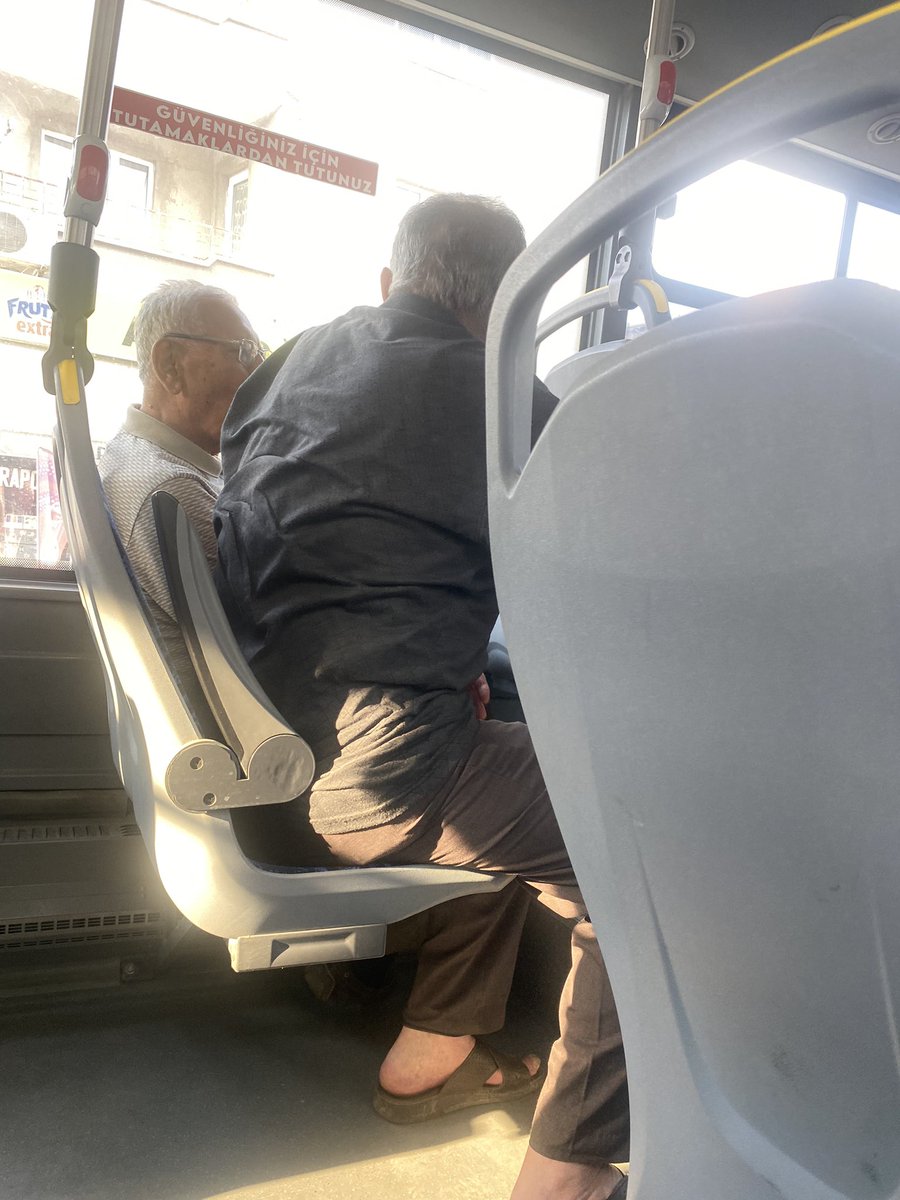 Sonra kadınlar dedikodu yapıyor derler 55 dakikadır 1 saniye susmadılar