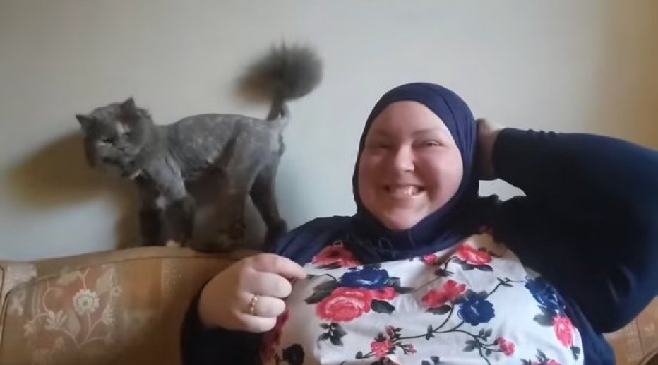 This woman is a real life stooge.