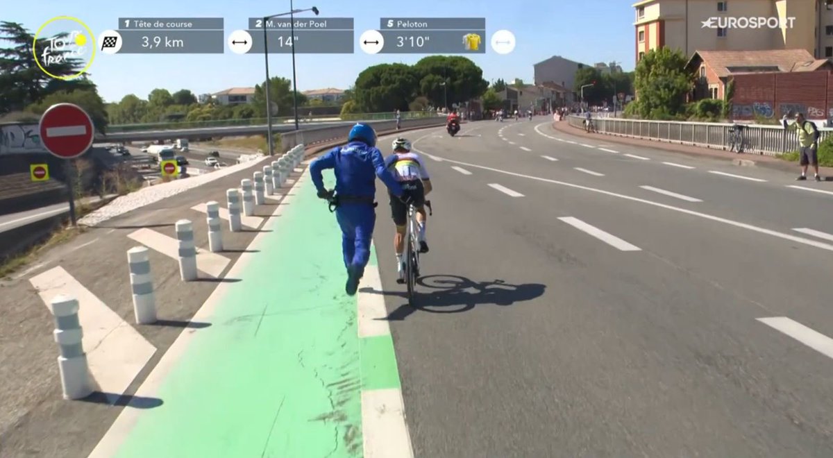 Big thumbs up👏👍 for the Shimano service guy who helped Tadej Pogačar with the bike after the crash at #TDF2025!

#ifeelsLOVEnia