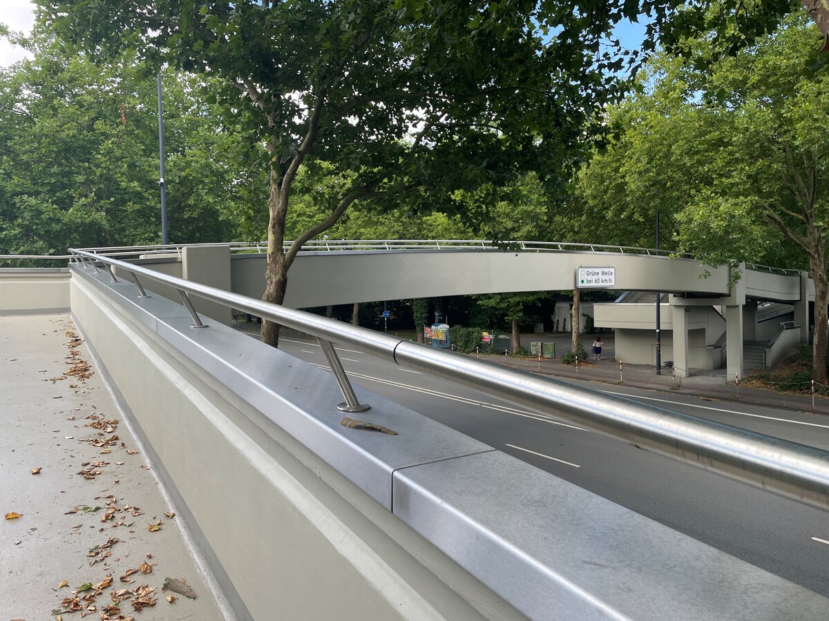 Beliebte Brücke in Gütersloh wieder freigegeben: Nach langer Sperrung ist die Geh- und Radwegbrücke am Ohlbrocksweg wieder geöffnet. Kleine Restarbeiten stehen noch an.  dlvr.it/TLy151