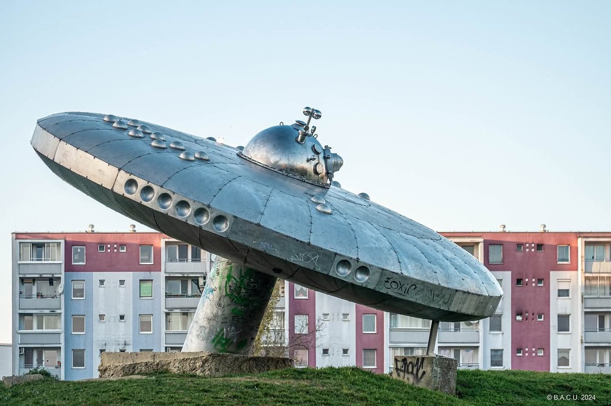 SocModernism's tweet image. UFO sculpture in the park of the Medzi jarkami housing estate
The 1970s. Podunajské Biskupice district, Bratislava, Slovakia
Sculptor Juraj Hovorka.
(c) BACU 2024 #socmonumentalart #socialistmodernism
Photo Dumitru RUSU