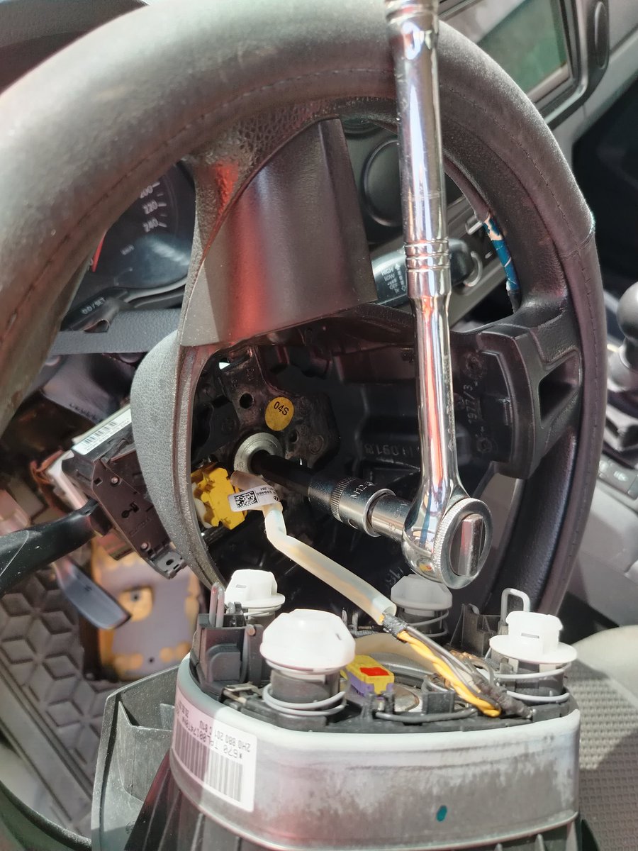 Nivel de mecánico gracias a "yutu" desbloqueado. Limpiando interruptor de encendido xq ya se estaba trabando la llave (VW). Gracias Internet 🙌🏻