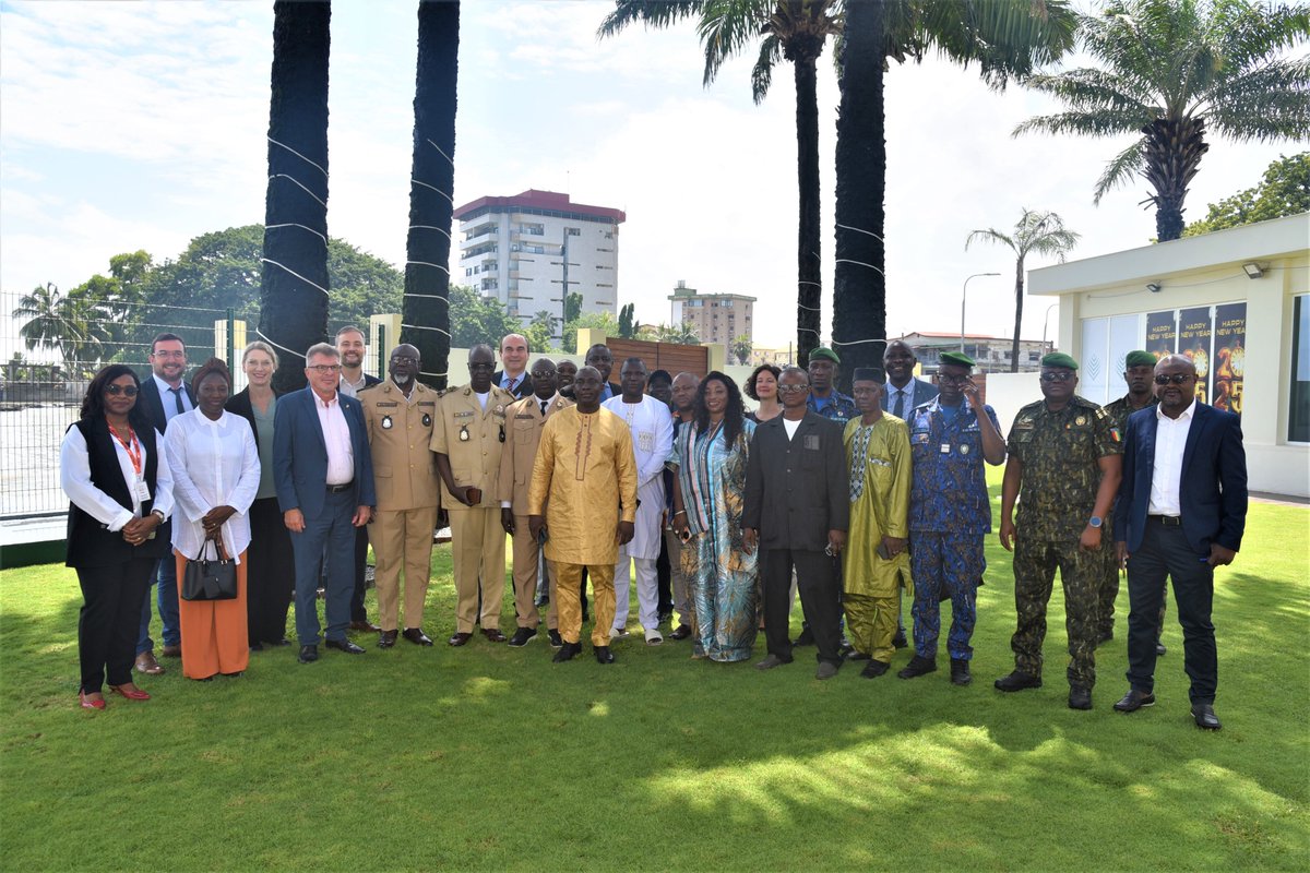 Les acteurs du programme Renforcement de la Résilience dans les Zones Frontalières en Guinée évaluent les résultats de la 1èreétape. A travers le #Rézo, l’UE🇪🇺 investit dans la paix, la jeunesse et l’intégration des régions partagées entre la Guinée🇬🇳, le Mali 🇲🇱 et le Sénégal🇸🇳.