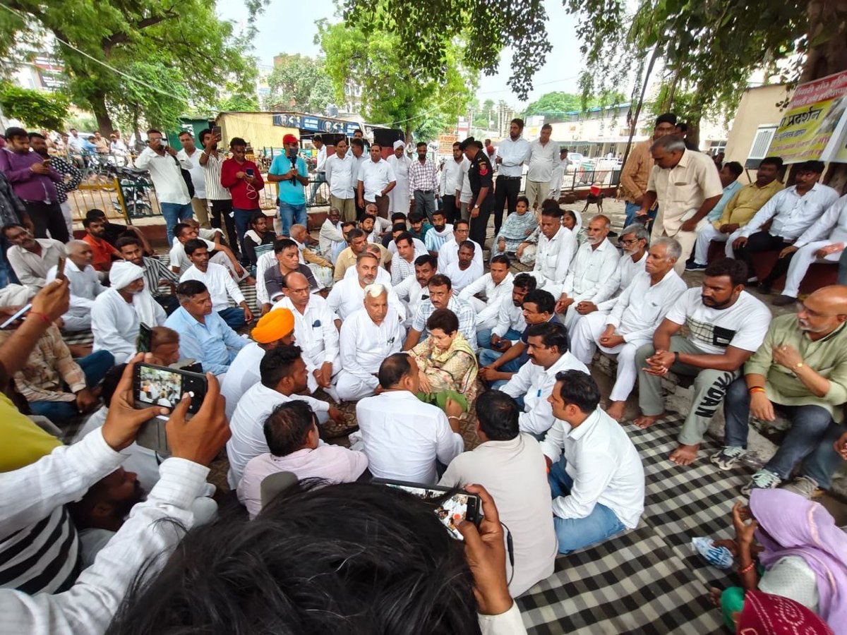 हिसार में दलित बालक गणेश की दुखद मृत्यु के मामले में आज सिविल अस्पताल में धरने पर बैठे परिजनों से भेंट कर संवेदना व्यक्त की। पीड़ित परिवार द्वारा लगाए गए आरोप अत्यंत गंभीर और चिंताजनक हैं।

यह अत्यंत पीड़ादायक है कि जिन पर नागरिकों की सुरक्षा की जिम्मेदारी होती है, उन पर ही ऐसे