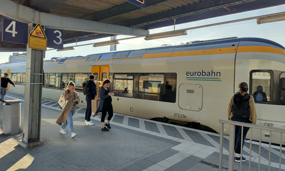 Zug im Kreis Gütersloh bei Verspätungen in den Top 3: Unrühmlicher Treppchenplatz für die Eurobahn im Kreis Gütersloh: Nur zwei Züge sind noch unpünktlicher als die Linie RB 69. dlvr.it/TLy1DJ