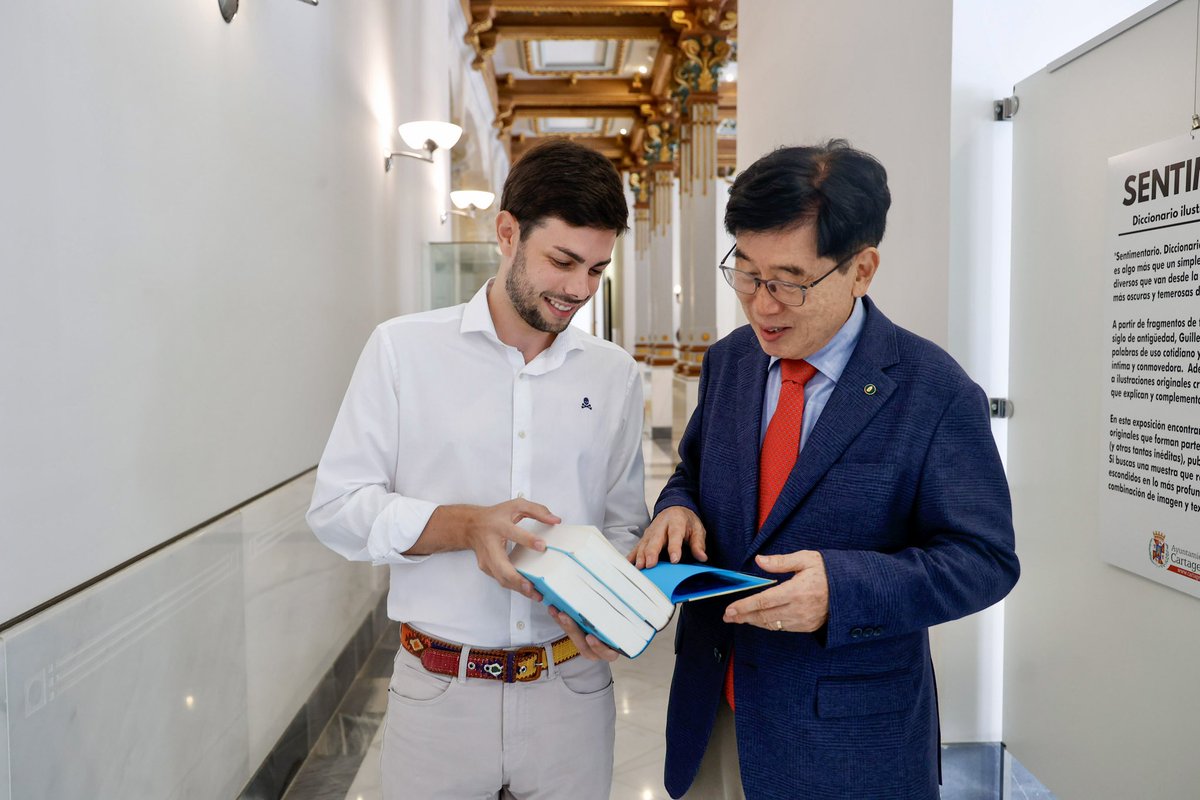 🇰🇷 Recibimos en Cartagena a Park Chul, un ‘Hidalgo’ coreano, miembro de la Real Academia Española y Premio Ñ del Instituto Cervantes.

Una gran hispanista que ha traducido El Quijote a su lengua natal y que, en #LaMarDeLetras, nos ha entregado dos de sus ejemplares.
