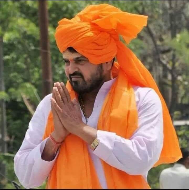 उत्तर भारतीयों को यूपी और बिहार के लोगों के साथ रोज  हो रहे ,अपमान और मारपीट की घटनाओं को  सीधे संज्ञान में लेने वाले  एक मात्र  नेता ब्रज भूषण सिंह ने एलान किया है कि एमएनएस वाले  राज ठाकरे को हम उतर प्रदेश में घुसने नहीं देंगे.
और नहीं उनको प्रदेश के मुख्यमंत्री से मिलने देंगे
