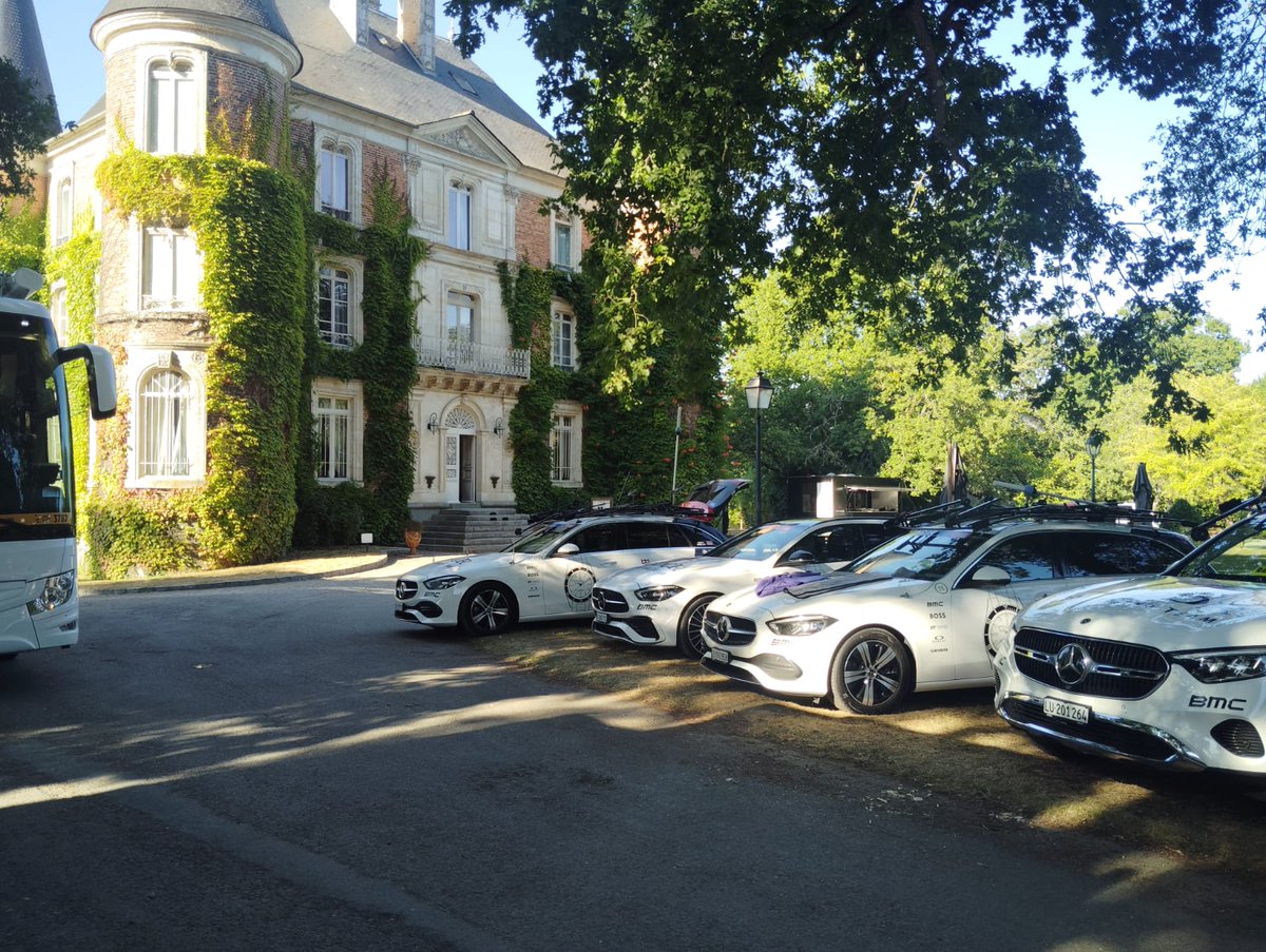 ChateauApigne35's tweet photo. Très heureux d'avoir accueilli l'équipe @TudorProCycling  de Julian Alaphilippe @alafpolak1 à l'occasion du passage du @LeTour de France en #Bretagne . https://t.co/MS44vX7xC5