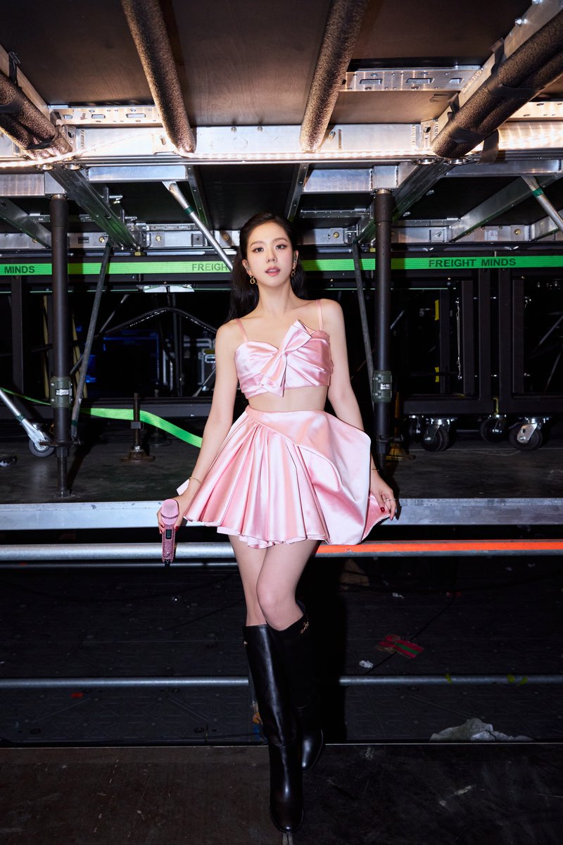 JISOO wears custom Dior by Jonathan Anderson for the BLACKPINK World Tour in Los Angeles
